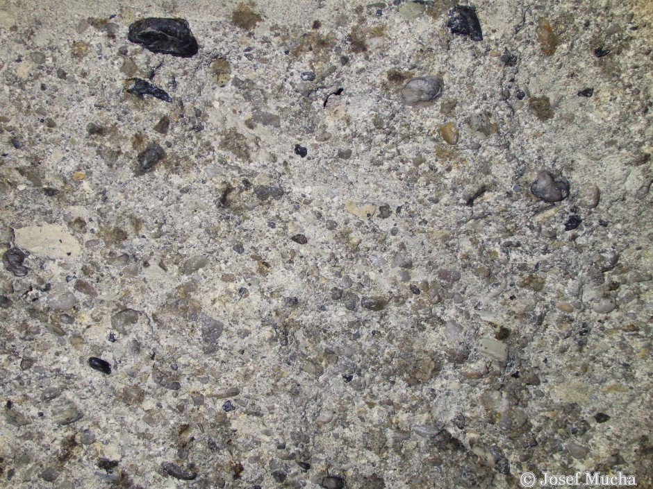Kaolínový důl Nevřeň - těžená surovina - arkózové pískovce a slepence s obsahem cca12 % kaolínu  