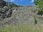 Těšetice - lom - sloupcová odlučnost s příčným rozpukáním - rozpad vulkanické horniny