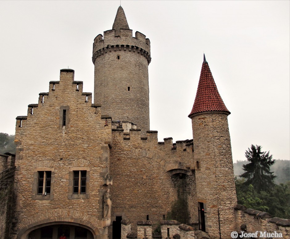 Kokořínské pokličky a kokořínské údolí - hrad Kokořín, původní hrad postaven po roce 1320, pražským purkrabím Hynkem Berkou z Dubé, současná novogotická úprava z let 1911 - 1916