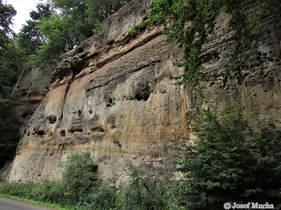 Kokořínské údolí - pískovcový útvar - v horní části dvě římsy z inkrustovaného pískovce oddělené žlutavým pískovcem