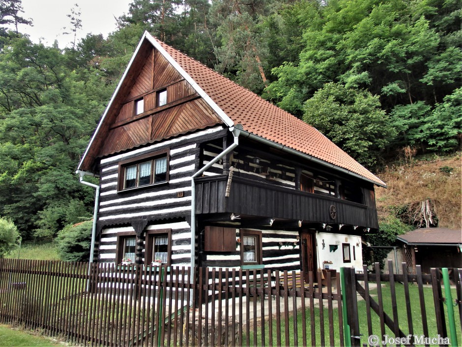 Kokořínské údolí - krásné staré roubené stavení 