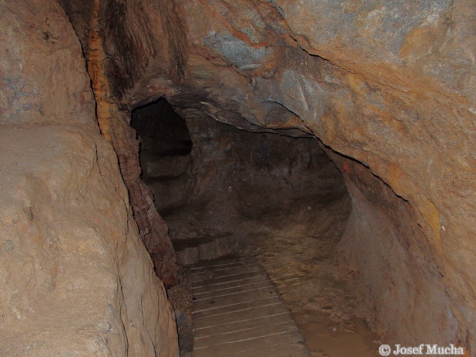 Důl Jeroným - chodba postup horníka v těžbě horniny byl jen několik centimetrů za směnu