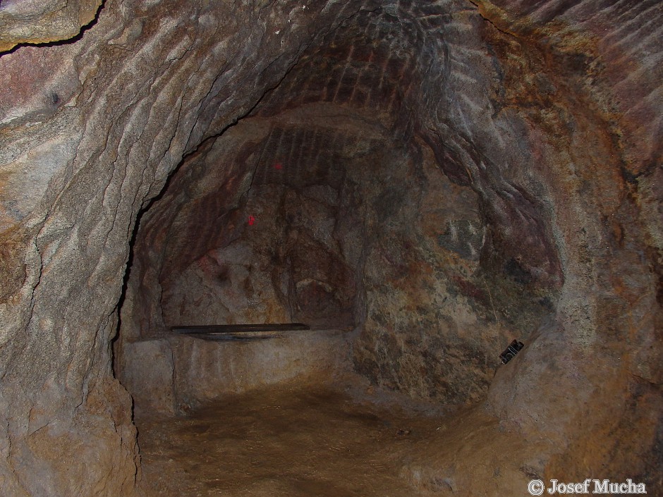 Důl Jeroným - velké množství dobývacích komor, stopy po dobývání