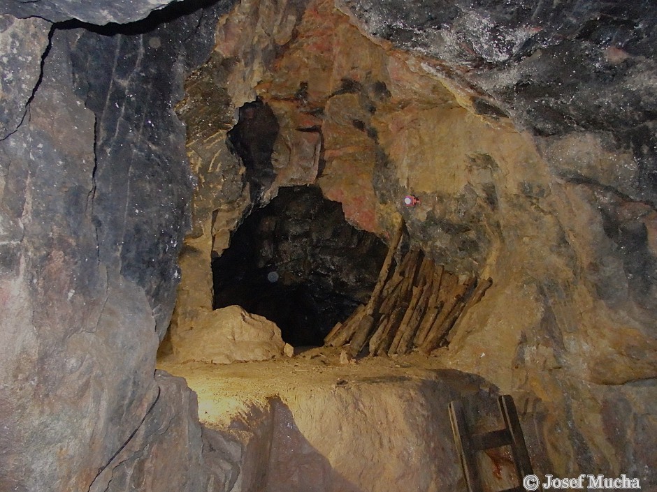 Důl Jeroným - sázení ohněm, po rozpraskání horniny po ochlazení, se hornina lépe dobývala