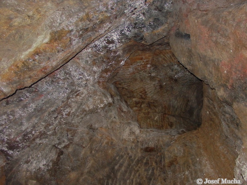 Důl Jeroným - velké množství dobývacích komor, dobývání se odehrávalo pouze za svitu olejových lamp