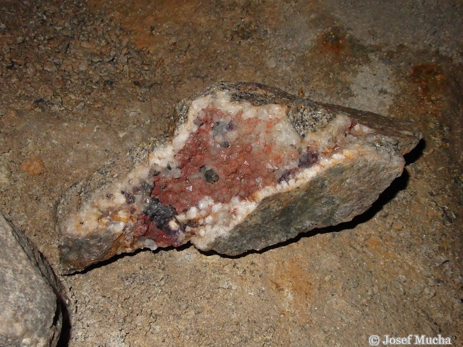 Důl Jeroným - krystalizace nerostů - křemen, kasiterit, wolframit