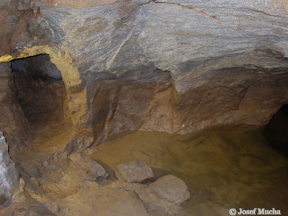 Důl Jeroným - velké množství dobývacích komor, spodní patra dolu jsou zatopena