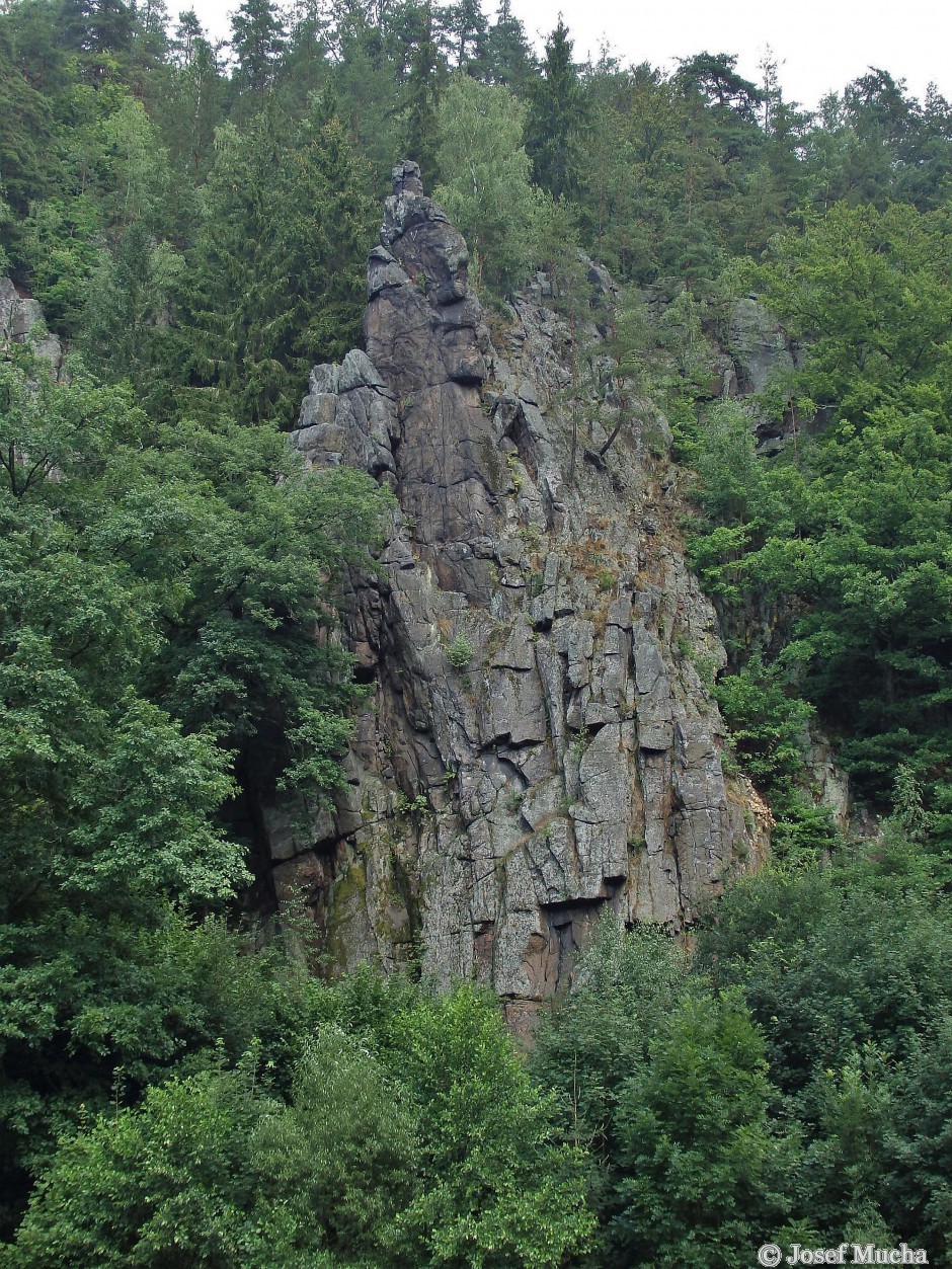 Svatošské skály u Doubí - granity karlovarského plutonu - balvanitá odlučnost - původní krystalická jádra při tuhnutí plutonu