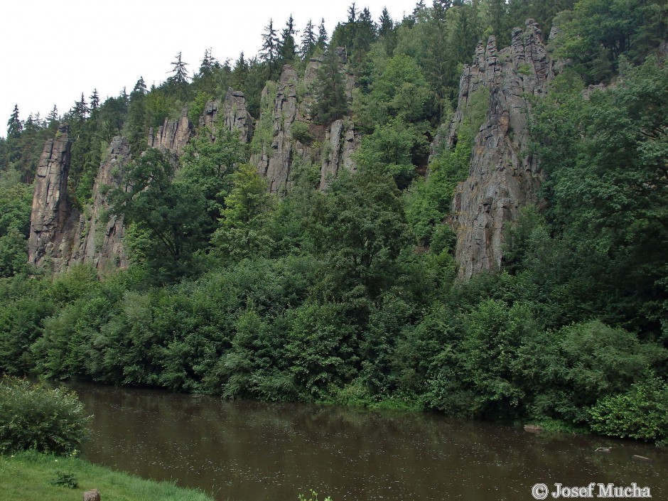 Svatošské skály u Doubí - celkový pohled - řeka Ohře se prořerzala velmi tvrdou horninou
