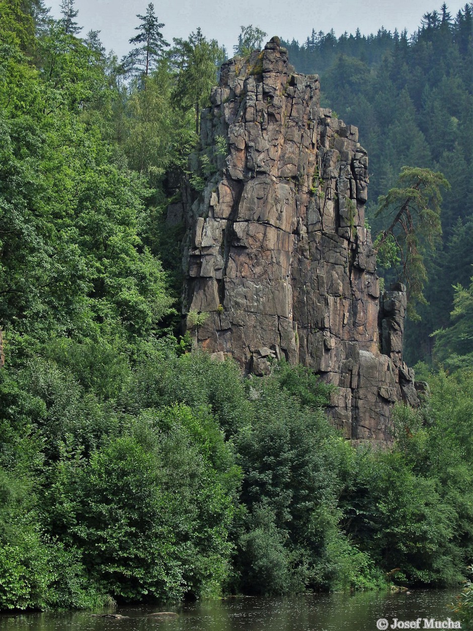 Svatošské skály u Doubí - granity karlovarského plutonu - balvanitá odlučnost - skalní věž