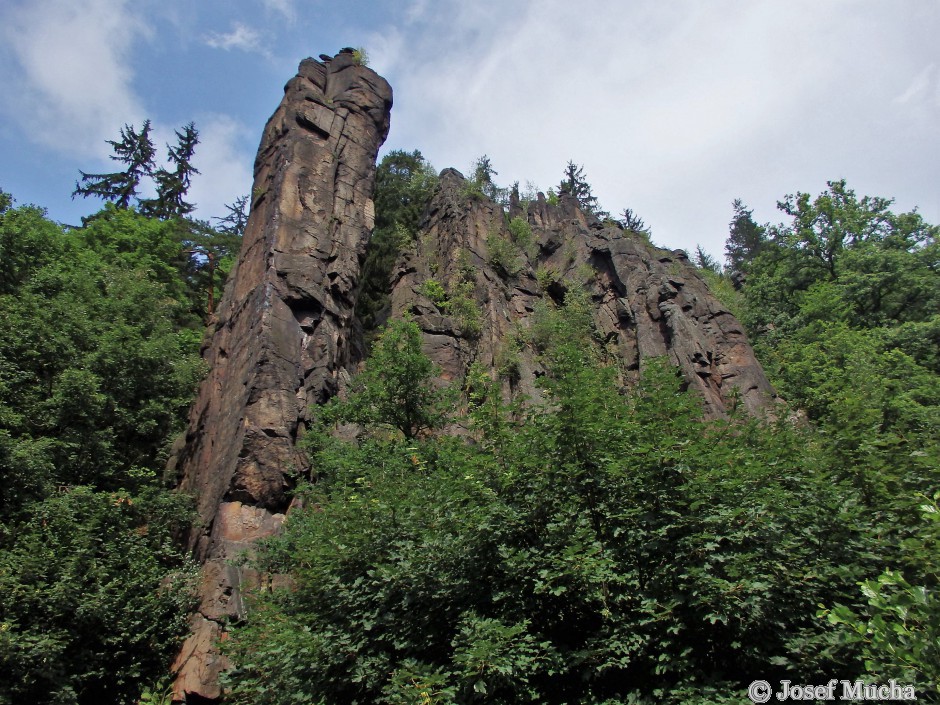 Svatošské skály u Doubí - granity karlovarského plutonu - balvanitá odlučnost - skalní věž