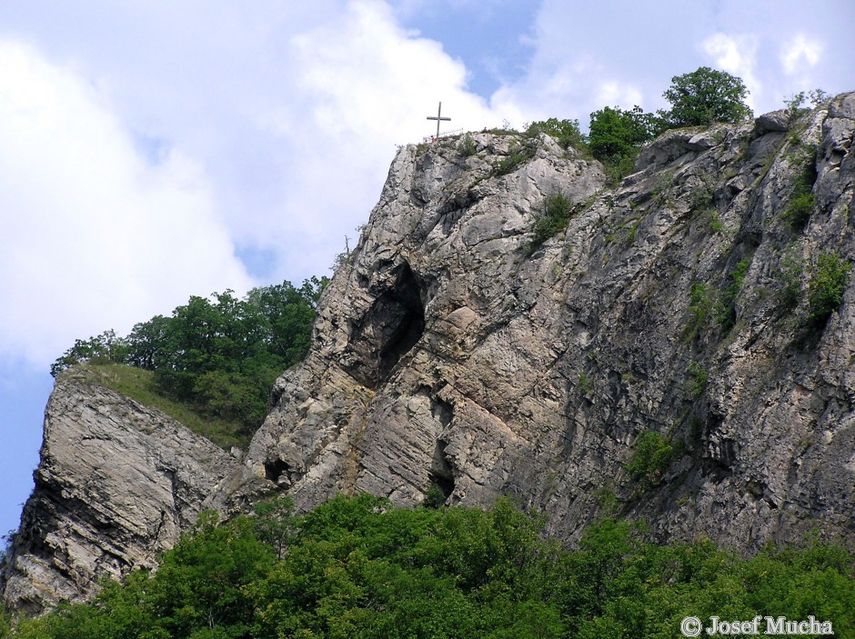 Svatý Jan pod Skalou - devonský vápencový masív  (kotýské vápence) s vyhlídkou a křížem nad údolím Kačáku