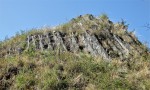 Homolka u Bečova nad Teplou - v horní části přívodní části vulkánu se nachází pěkná sloupcovitá odlučnost čediče
