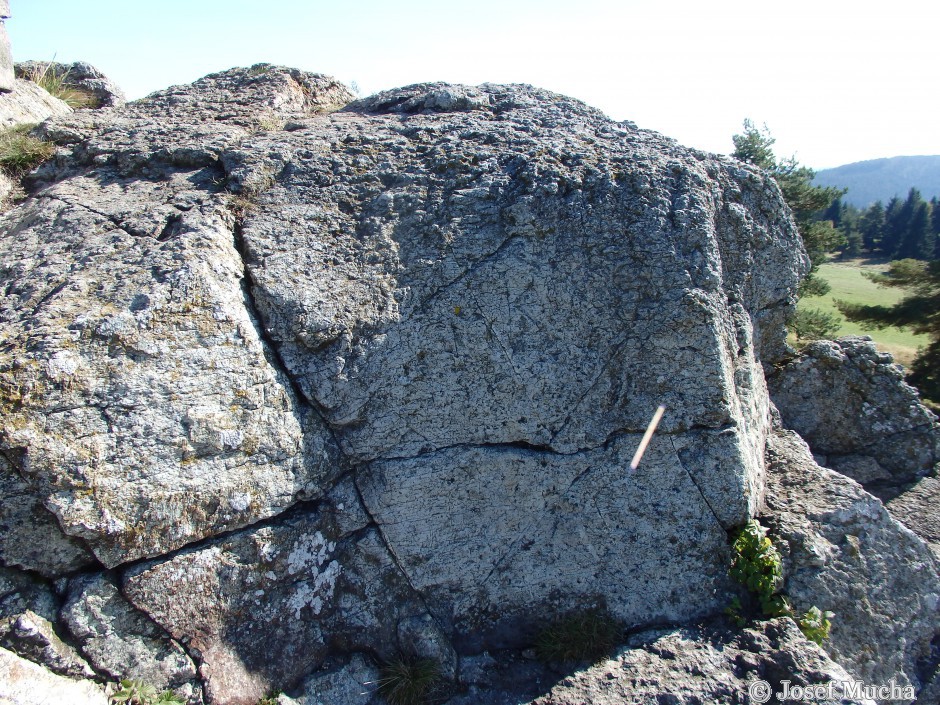 Tři Křížky - hornina  hadec - metamorfovaná hornina - původní horniny gabra a bazalty s velmi malým obsahem SiO2