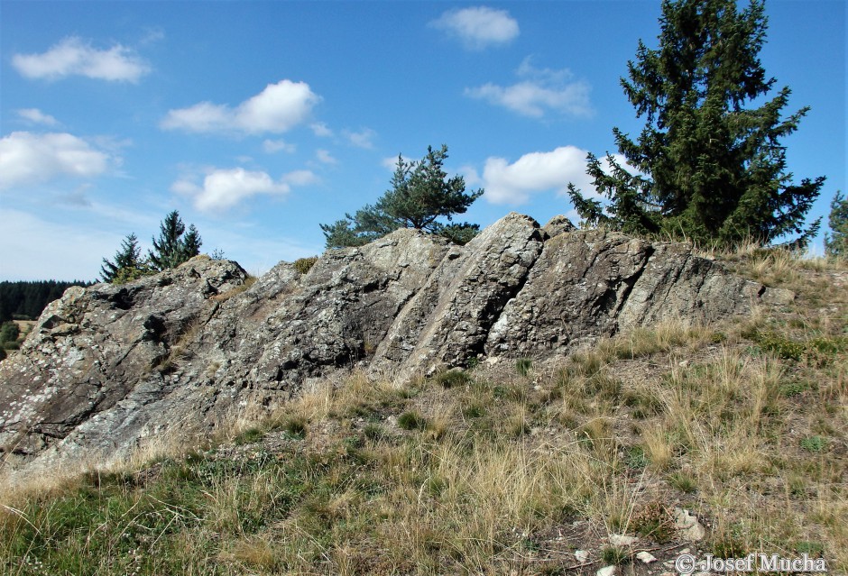 Tři Křížky - hornina serpentinit (hadec) - metamorfovaná výlevná hornina z oceánských hřbetů