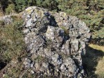 Dominova skalka - hornina  hadec - metamorfovaná výlevná hornina z oceánských hřbetů