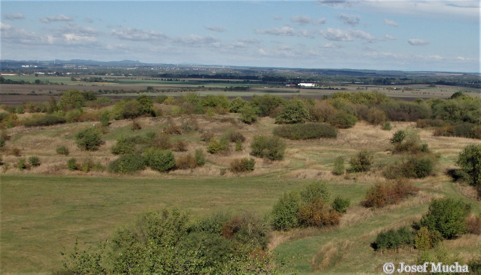 Kopeč u Odolene Vody - pohled z posledního vrcholu hřbetu na vyvřelé horniny neoproterozoika (starohory - stáří hornin více než 600 mil.let)