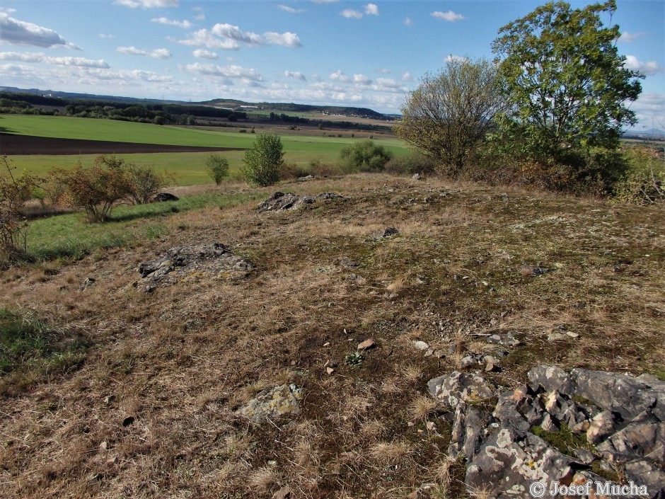 Kopeč u Odolene Vody - pohled z posledního vrcholu hřbetu na vyvřelé horniny neoproterozoika (starohory - stáří hornin více než 600 mil.let)