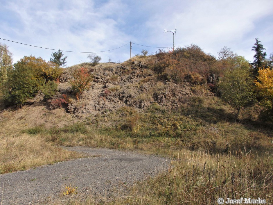 Vrch Homole - alterované bazalty, část neodtěženého kopce lomem