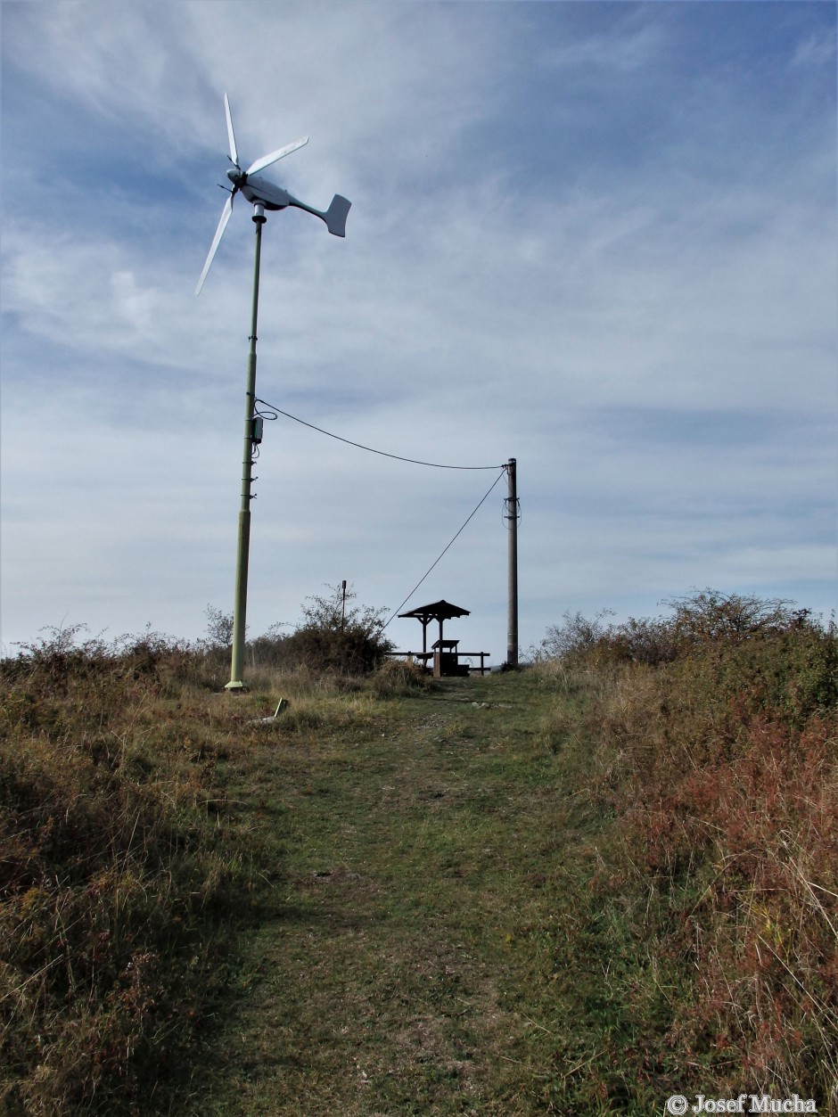 Vrch Homole - alterované bazalty, vrchol kopce s nefunkční větrnou elektrárnou 