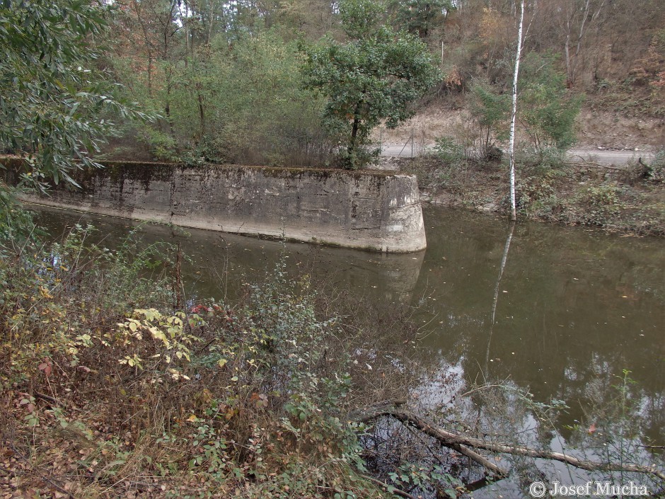 Lom Ejpovice - odvodňovací tunely - zatopené rozdělení do dvou tunelů