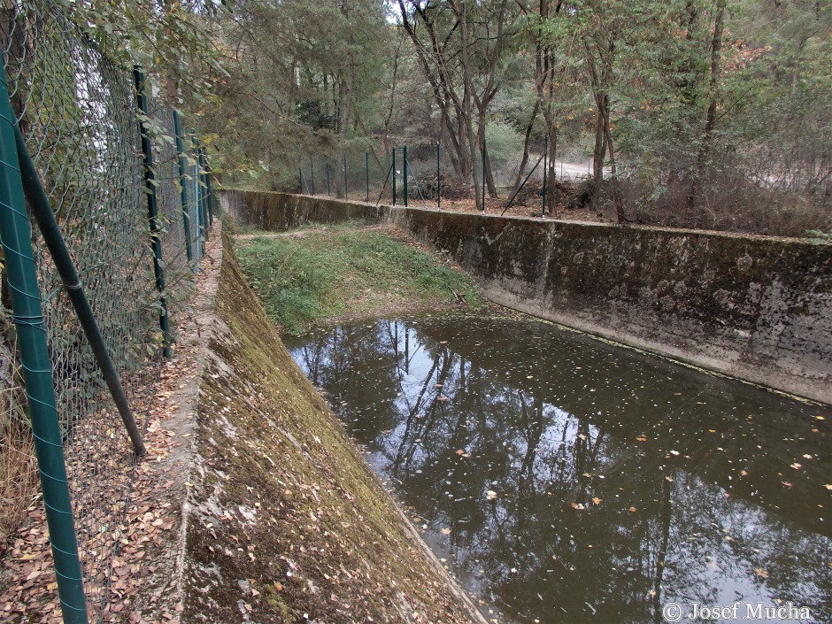 Lom Ejpovice - odvodňovací tunely - zemní uzávěr levého tunelu s hladinou vody