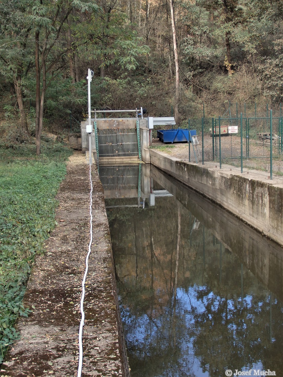 Lom Ejpovice - odvodňovací tunely - na pravém tunelu vodní česle pro vodní elektrárnu