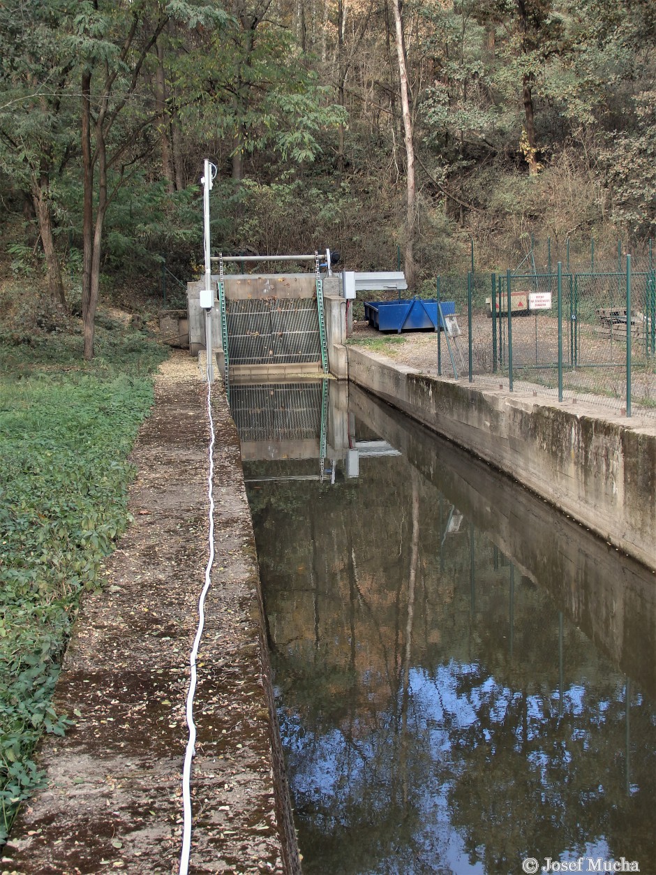 Lom Ejpovice - odvodňovací tunely - na pravém tunelu vodní česle pro vodní elektrárnu