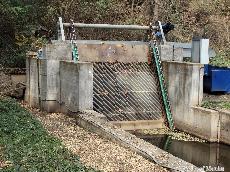 Lom Ejpovice - odvodňovací tunely - na pravém tunelu vodní česle pro vodní elektrárnu