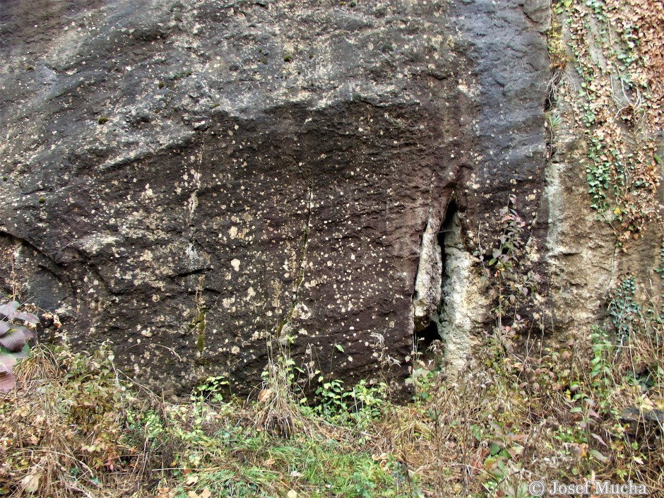 Lom V Kozle - tektonické zrcadlo - spodní strana masívu s tektonickou poruchou a zkrasovatělou dutinou