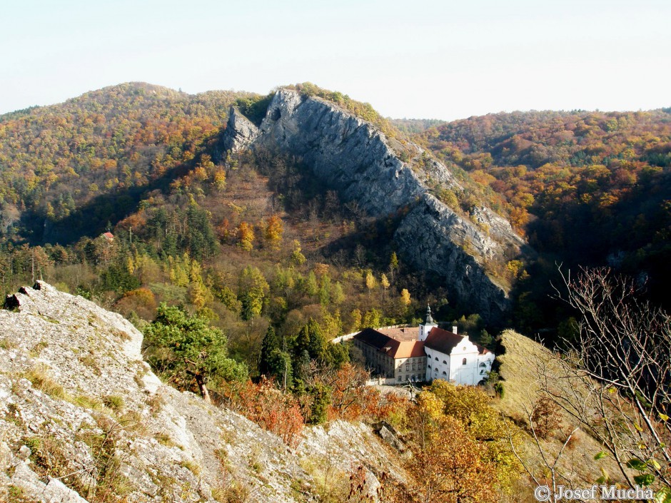 Svatý Jan pod Skalou - šikmo uložená devonská vápencová deska (variská orogeneze) přerušená údolím Kačáku, dole kostel s klášterem