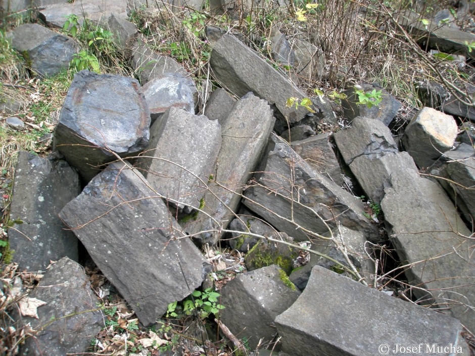 Čedičové varhany u Hlinek - jednotlivé sloupy postupně odpadávají a tvoří kamenné skalky