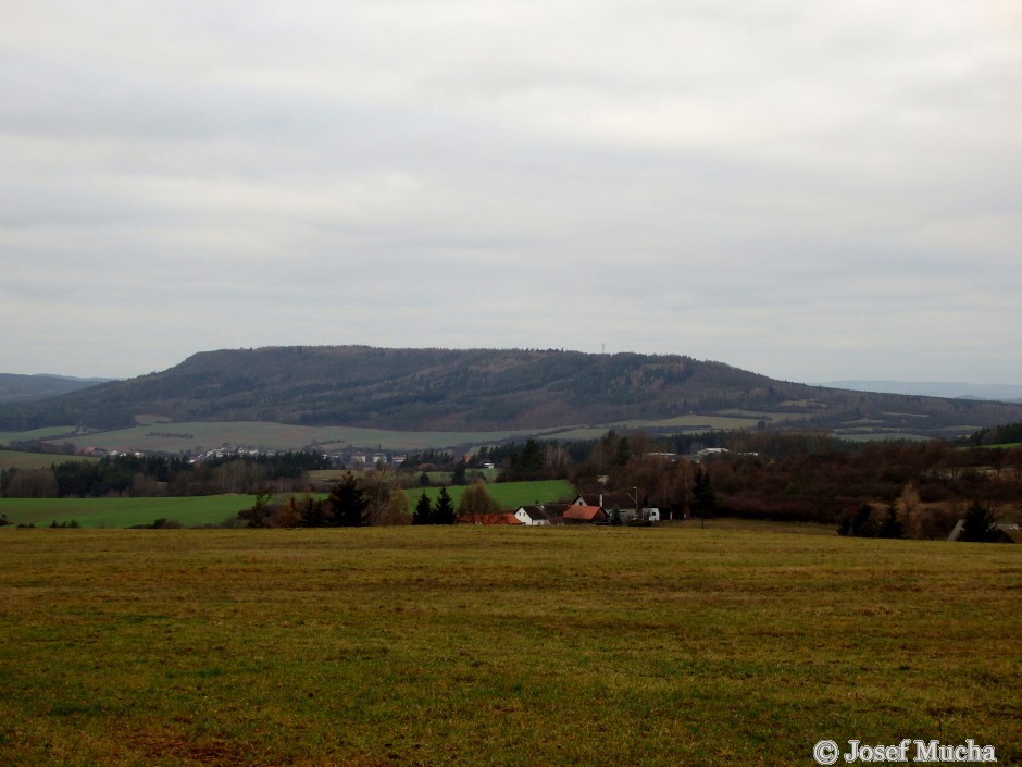 Chlumská hora - 651 m.n.m., největší stolová hora v českém masívu (délka více jak 4 kilometry), relikt lávového proudu, naproti Kozelce