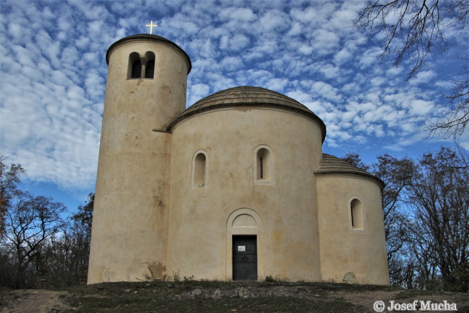 Říp - rotunda sv. Jiří a sv. Vojtěcha na vrcholu kopce - současný stav 