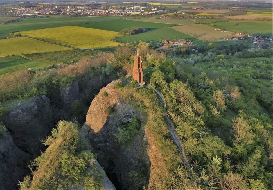 Veliš - vulkán a hrad u Jičína - bazanitová žíla byla odtěžena lomem ve 19. a 20. století a zbyla po ní přes 30 m hluboká propast - foto Eva Axmanová