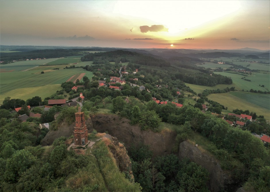 Veliš - vulkán a hrad u Jičína - tento unikátní řez vulkánem byl zachráněn díky postavenému trigonometrickému bodu v roce 1942 - foto Eva Axmanová