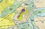 Blšanský chlum a Malý chlum na geologické mapě - fialová barva jsou vulkány, ostatní světlé barvy sedimenty druhohorních moří až sedimenty čtvrtohor