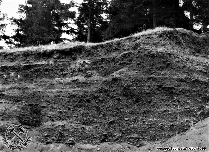 Komorní hůrka u Chebu - historické foto z roku 1962 - ještě je vidět stěna lomu s vrstvami pyroklastik - www.geology.cz/foto/7390