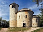 Říp - rotunda sv. Jiří a sv. Vojtěcha na vrcholu kopce - stav do roku 2009 - krásná žlutavá stavební opuka (slínovec) nacházející se v podloží kopce byla nahozena "nevzhlednou" omítkou, foto www.kudyznudy.cz