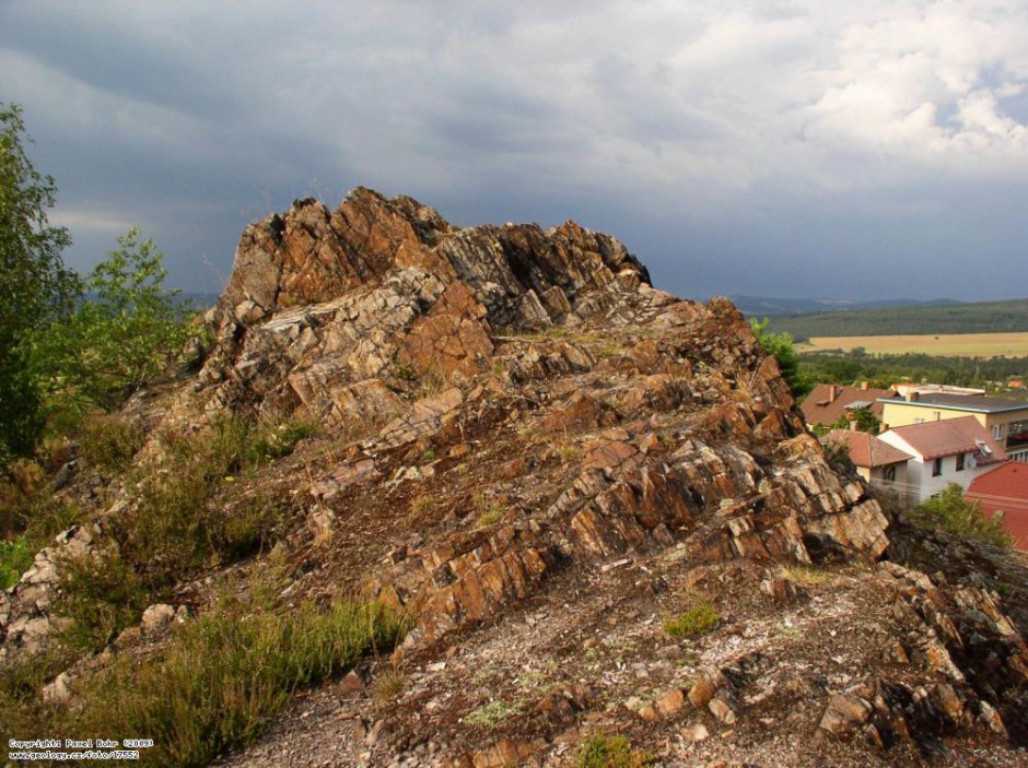 Hudlická skála - vrcholová část skalního hřbetu - celkový pohled - foro Pavel Bokr