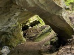 Muckov - lomy na mramor - vrstvy jsou ukloněny až 45 stupňů - www.geology.cz/foto/20876