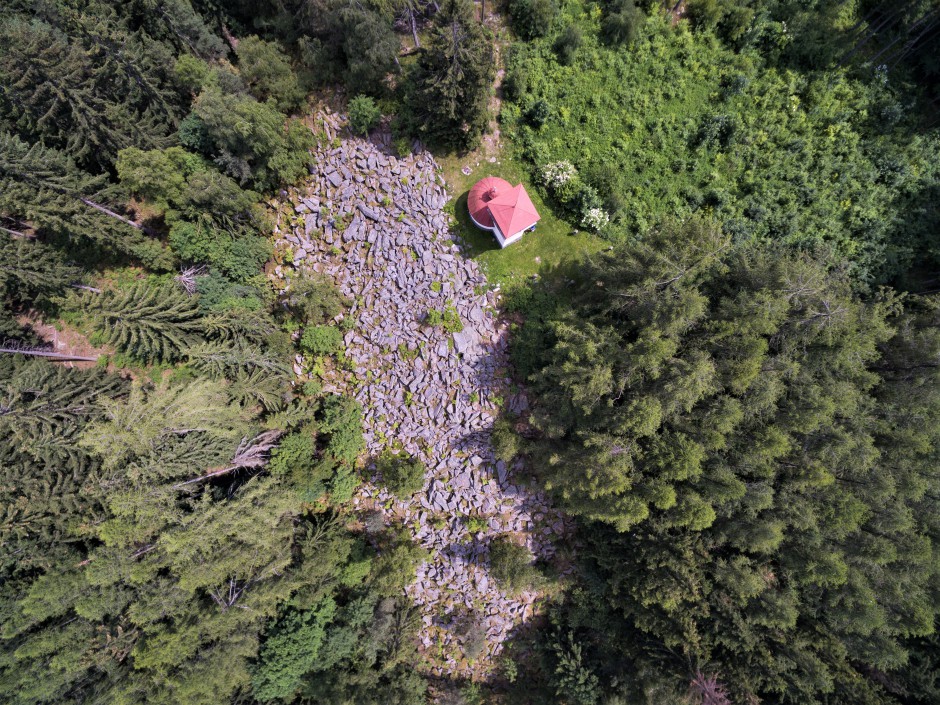 Mařský vrch - kamenné moře z vyvřelé žíly syenitového porfyru, vzniklo mrazovým zvětráváním době glaciálů - foto www.Sumavsko.cz