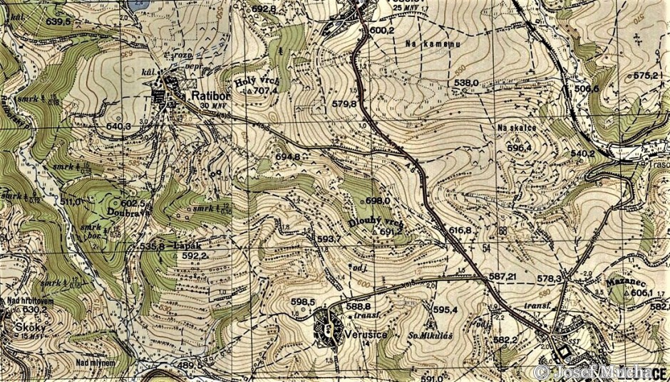 Lom Holý vrch u Ratiboře - stará vojenská mapa, kde je u obce Ratiboř (v horní části mapy), vidět dle hustých souřadnic, výrazný nezalesněný vrchol tyčící se 40 m nad okolní krajinu