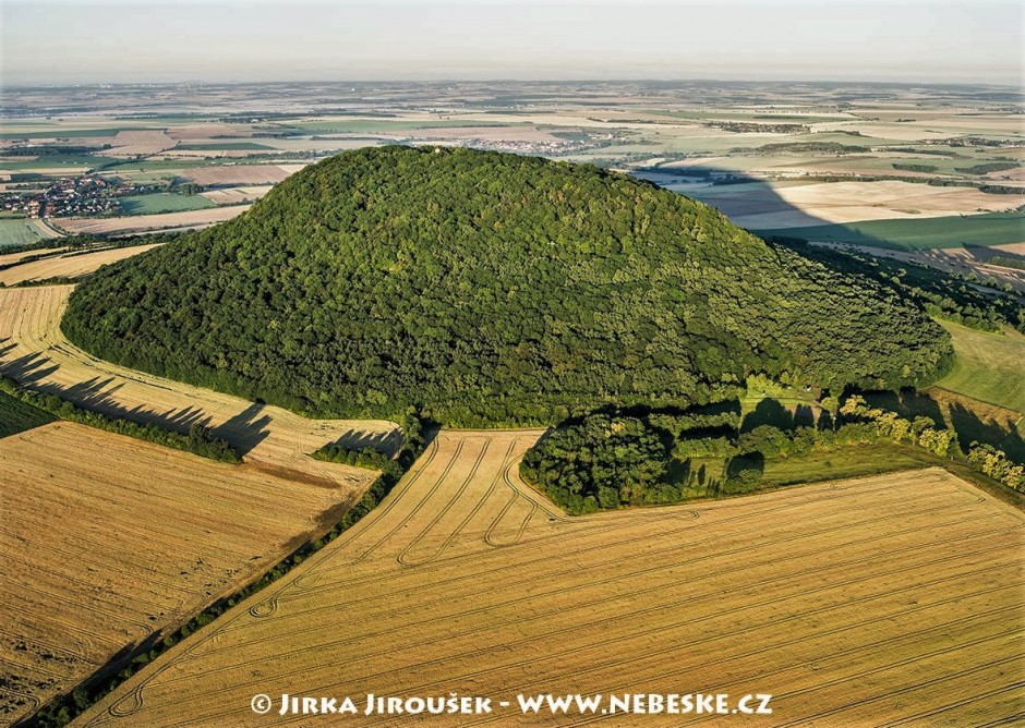 Říp - vulkán - letecký pohled od severu, foto Jirka Jiroušek - www.nebeske.cz