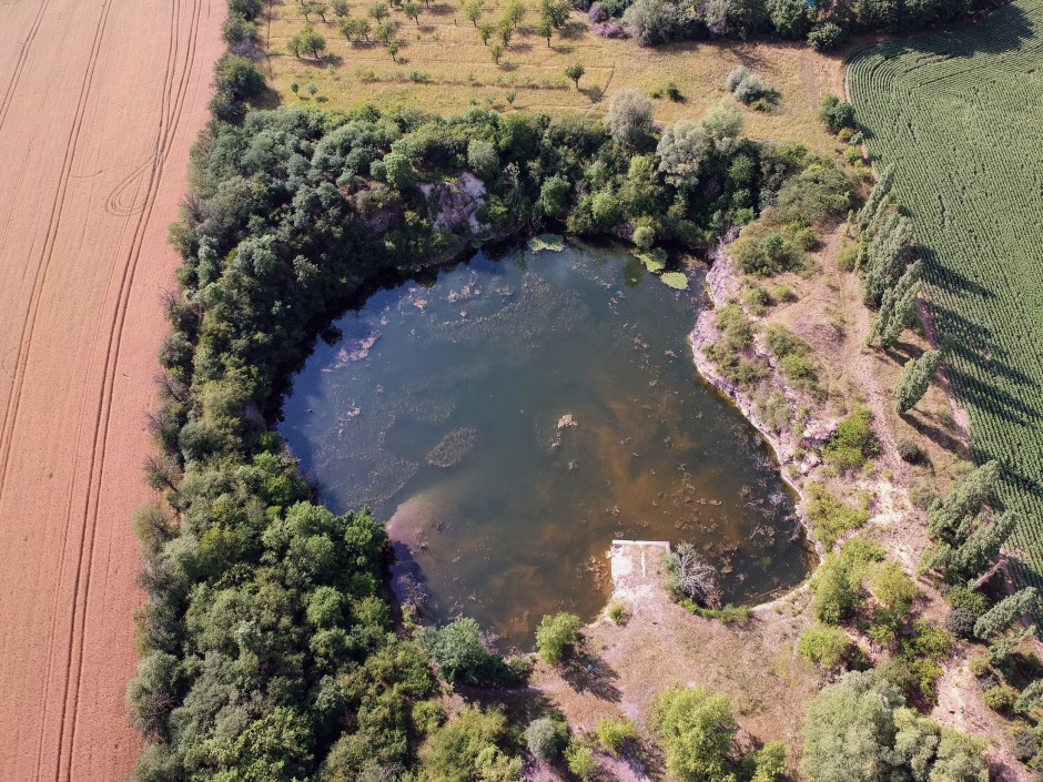 Skalka u Velimi - pohled na zatopený lom z dronu - foto Tomáš Špaček